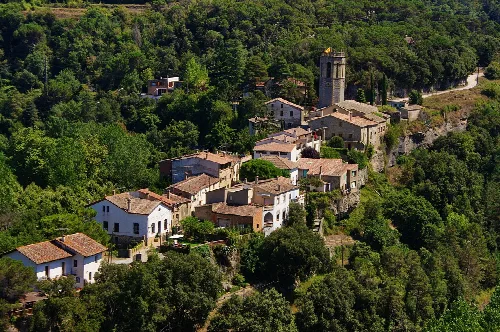 Església parroquial de Sant Quirze Safaja, amb tot el poble sobre la carena