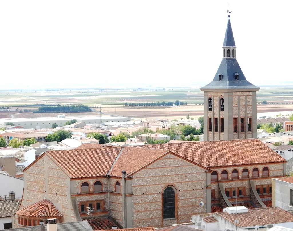 Pfarrkirche mit Glockenturm und rotem Ziegeldach in Campo de Criptana.