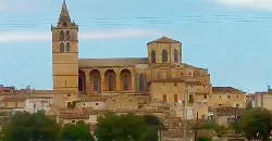 Vista de una iglesia y mercado en Sinéu, Mallorca.