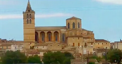 Vista de una iglesia y mercado en Sinéu, Mallorca.