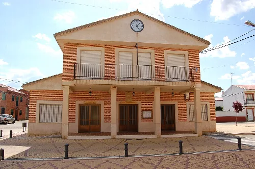 Gebäude mit Uhr und Balkon in Arcos de la Polvorosa.