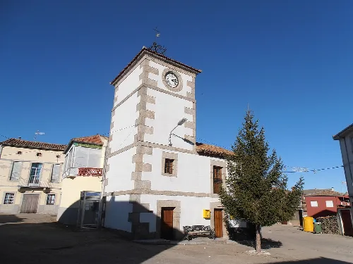 Turm mit Rathausuhr und Baum auf dem Platz von Santibáñez de Béjar.