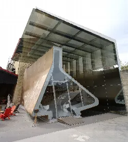 Estructura moderna de vidrio y metal en la bodega Viña Tondonia en Haro.