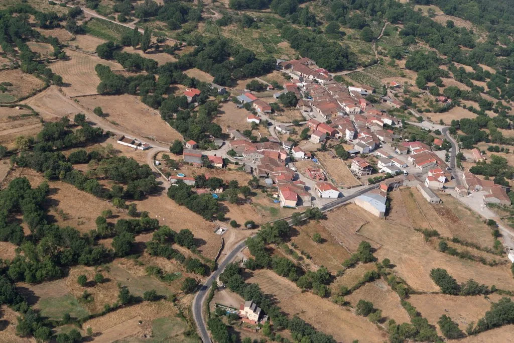 Vista aérea de un pueblo con casas y campos rurales en Salamanca.
