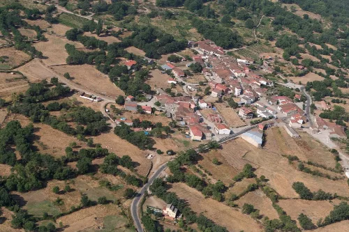 Vista aérea de un pueblo con casas y campos rurales en Salamanca.