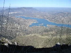 Vista de un embalse y montañas desde un mirador en Algodonales.