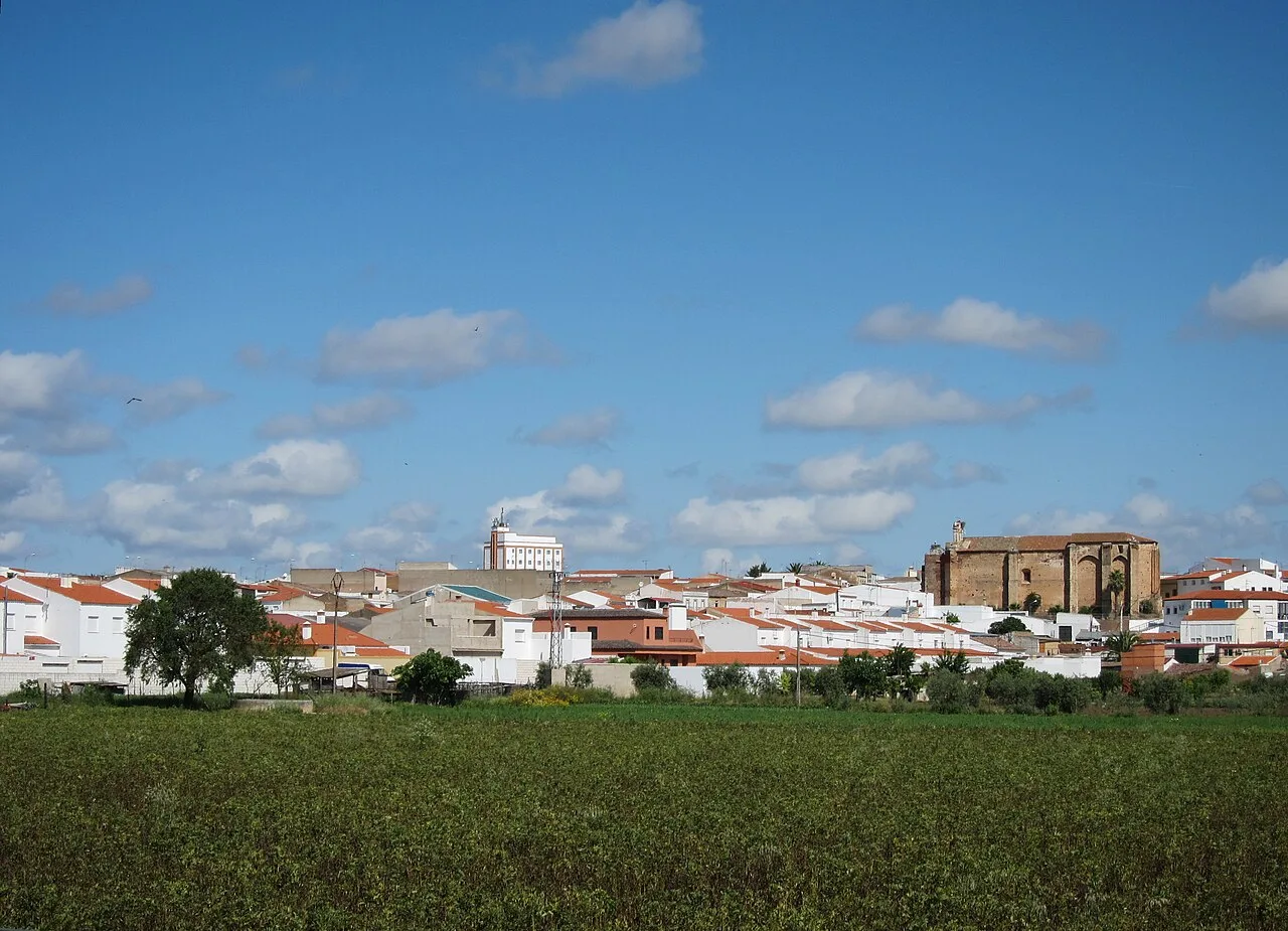 Landschaft von La Albuera mit weißen Häusern und einem alten Gebäude im Hintergrund.