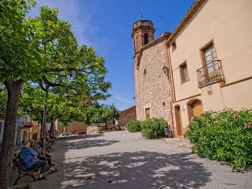 Platz mit Kirche und Bäumen in Carme, Barcelona.