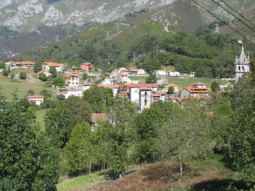 Pueblo de Alles en Peñamellera Alta con casas y montañas de fondo.