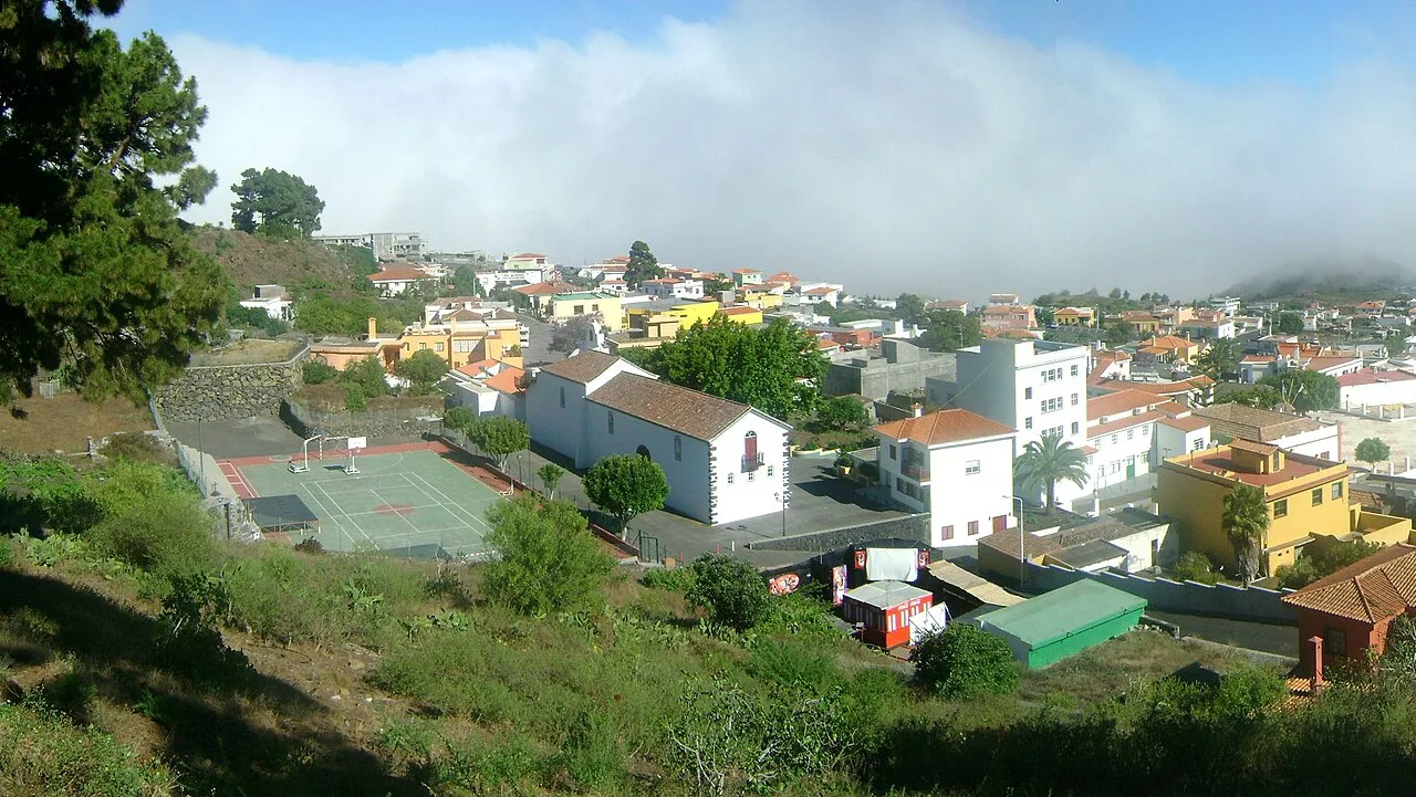 Panoramischer Blick auf Fuencaliente mit Häusern, Bäumen und Tennisplatz.