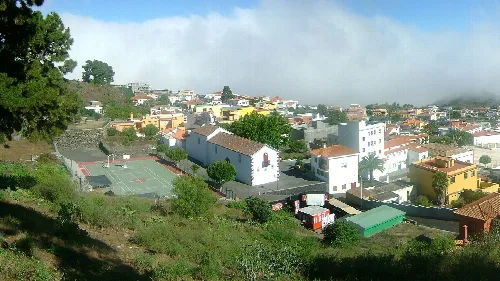 Panoramischer Blick auf Fuencaliente mit Häusern, Bäumen und Tennisplatz.