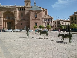 Main square with statues and church in Villanueva de los Infantes.