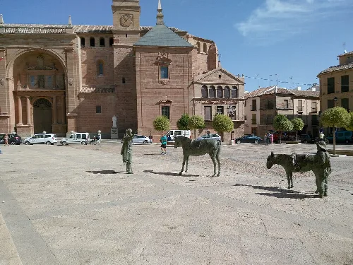 Hauptplatz mit Statuen und Kirche in Villanueva de los Infantes.
