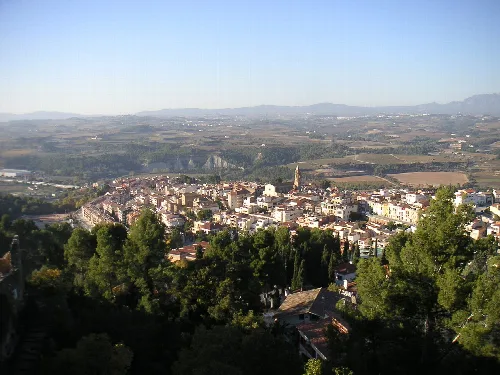 Panoramablick auf Gelida vom Schloss, mit Häusern und Feldern im Hintergrund.