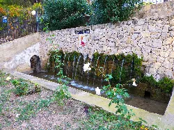 Brunnen mit Wasserfällen und Vegetation in Finestrat, Alicante.