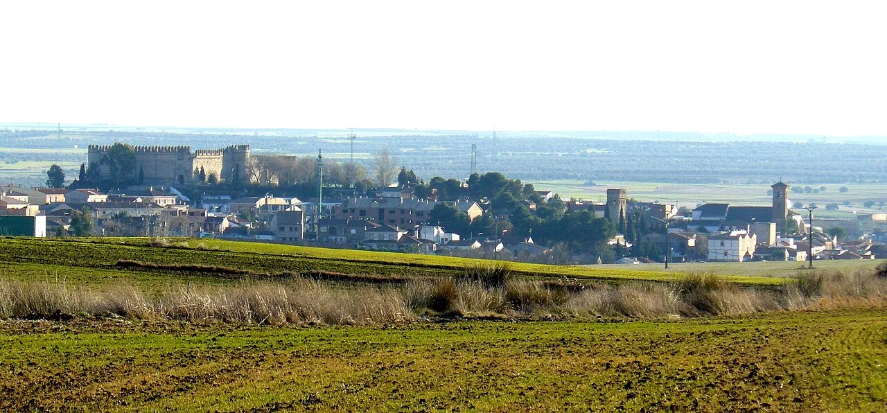 Landschaft mit Burg und Stadtmauer im Hintergrund, Blick vom GR-239 in Maqueda.