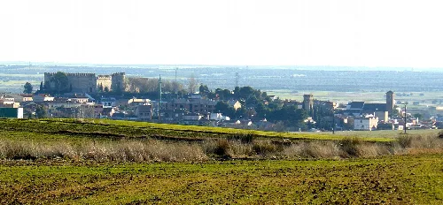 Landschaft mit Burg und Stadtmauer im Hintergrund, Blick vom GR-239 in Maqueda.
