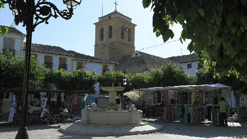 Platz mit Brunnen, Marktstände und Kirche an der Ostseite.