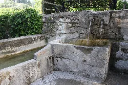 Steinbrunnen mit zwei Wasserhähnen in Planes, Alicante.