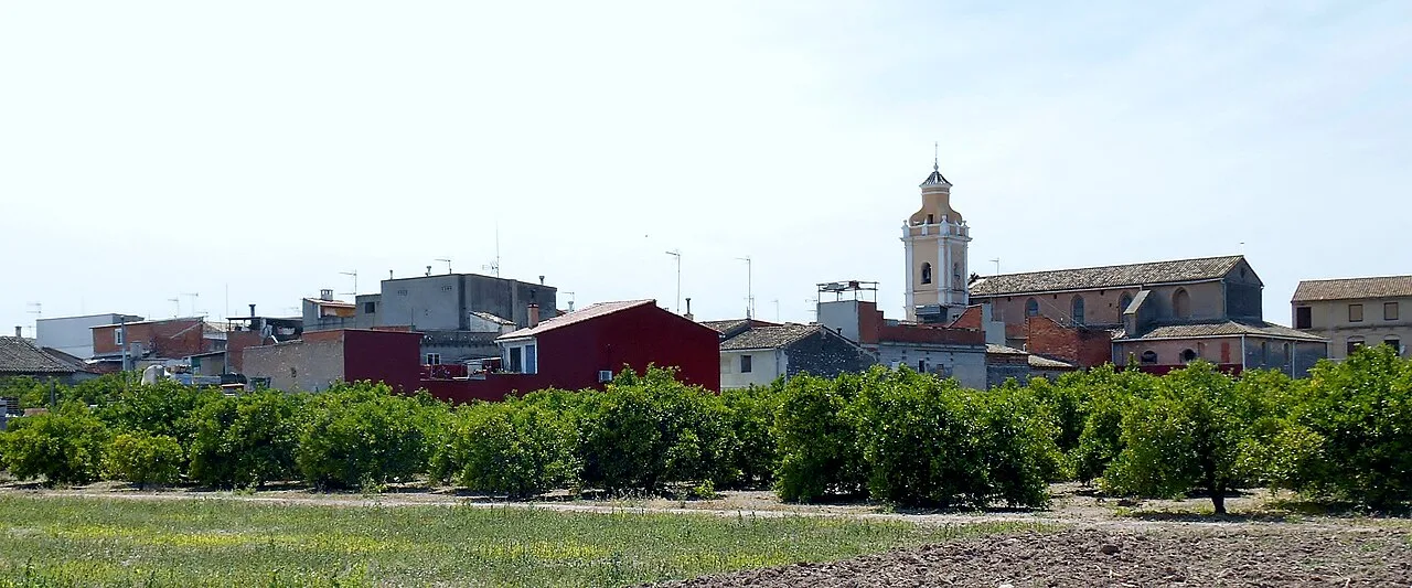 Landschaft mit Bäumen und Gebäuden in Alcàntera de Xúquer.