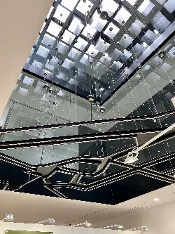 Techo de vidrio y metal en la sala de exposiciones del Ayuntamiento de Almoradí.