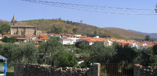 Blick auf weiße Häuser und Hügel in Hoyos, Cáceres.