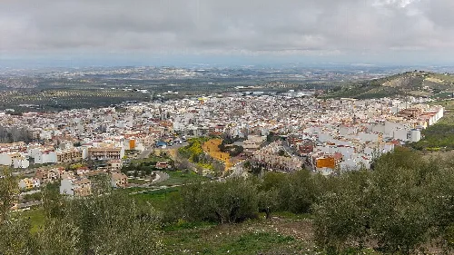 Panoramablick auf eine Stadt mit weißen Gebäuden und Straßen von einem Hügel