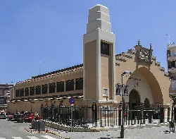 Gebäude des Gemeindemarktes mit Turm und Eingang in Benifaió.