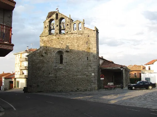 Iglesia antigua con campanario en Linares de Riofrío, Salamanca.