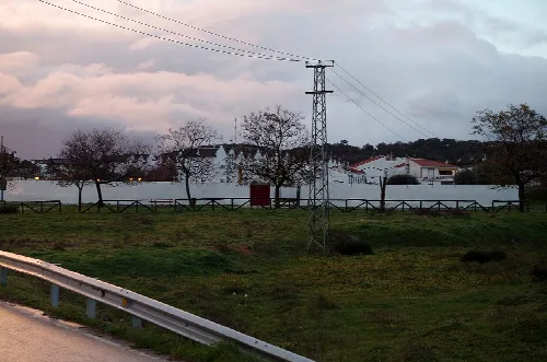 Ländliche Landschaft mit kahlen Bäumen und bewölktem Himmel in Campofrío, Huelva.