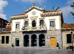 Edificio del ayuntamiento con columnas y reloj en Álava.