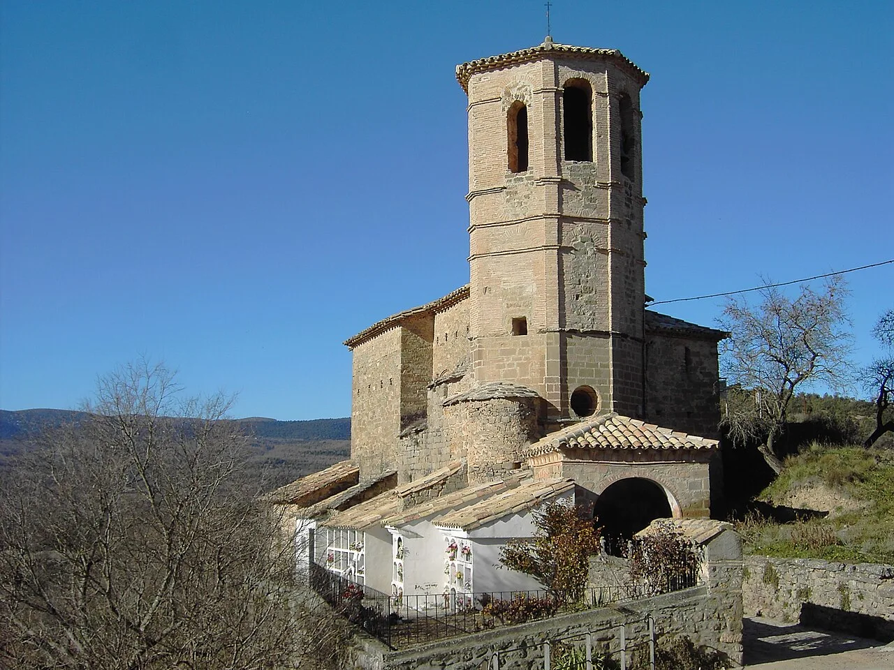 La iglesia de la localidad de Bárcabo, cabecera del municipio homónimo, constituido por diversos núcleos disperos en la tierra conocida como Biello Sobrarbe.