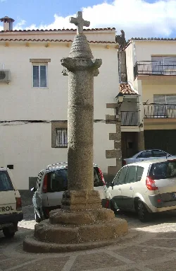 Steinsäule mit Kreuz auf der Spitze in Santibáñez el Alto.