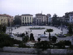 Fra Bernardí Square in Manlleu with buildings and a central fountain.