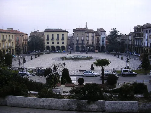 Fra Bernardí-Platz in Manlleu mit Gebäuden und Brunnen in der Mitte.