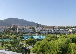 Blick auf den Parque de la Batería mit See, Brunnen und Bäumen in Torremolinos.