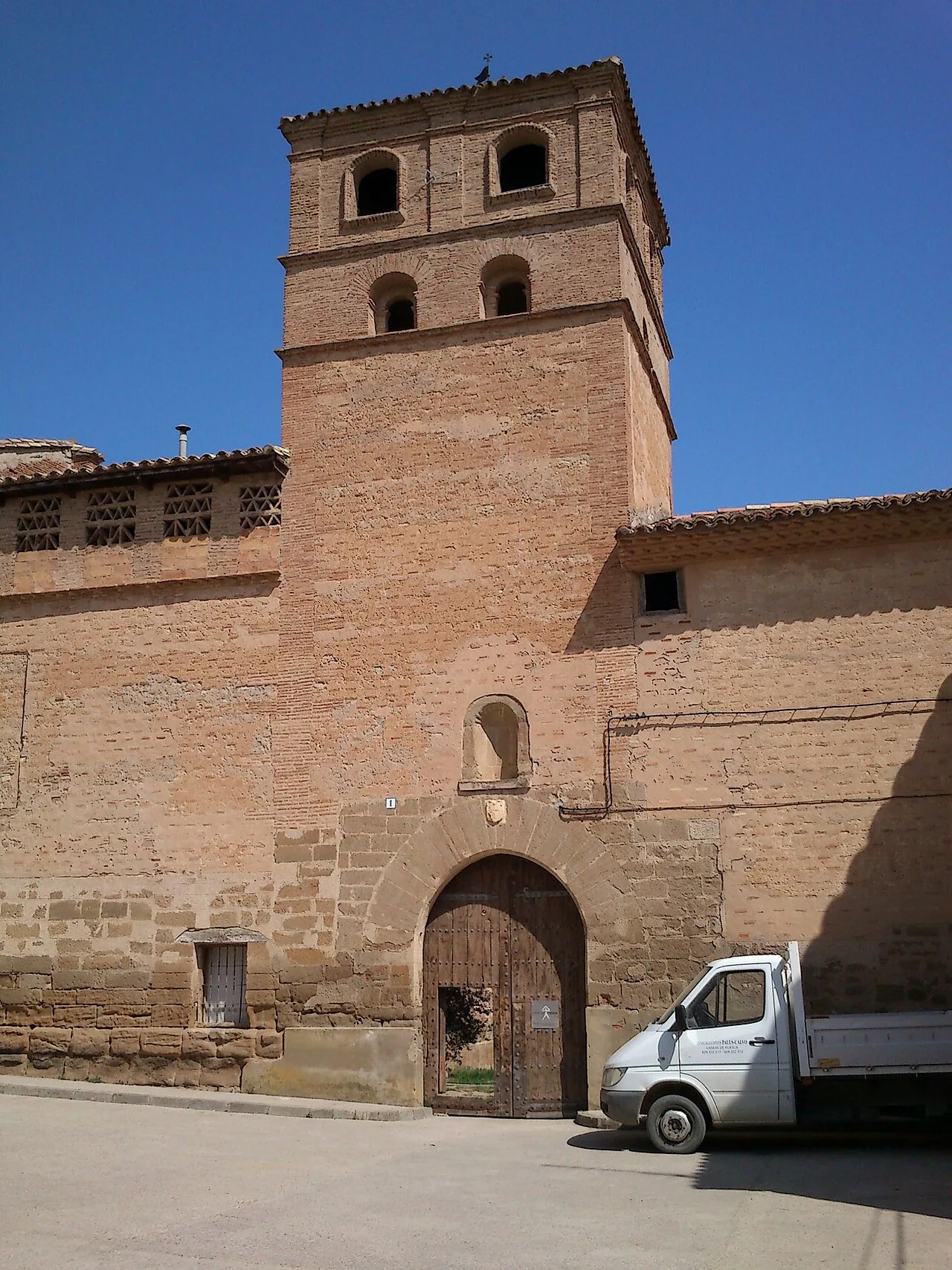 Backstein-Turm und Eingangsbogen des Klosters in Casbas de Huesca.