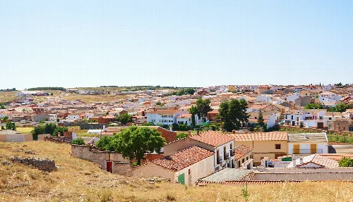 Vista panorámica de Ossa de Montiel con casas y edificios en junio de 2013.