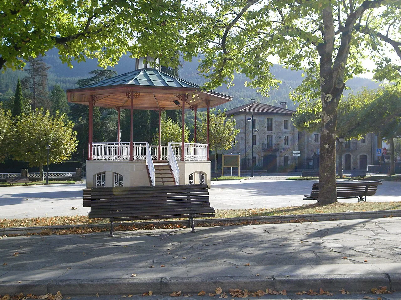 Musik-Kiosk auf dem Platz in Gordejuela mit Bäumen und Bänken.