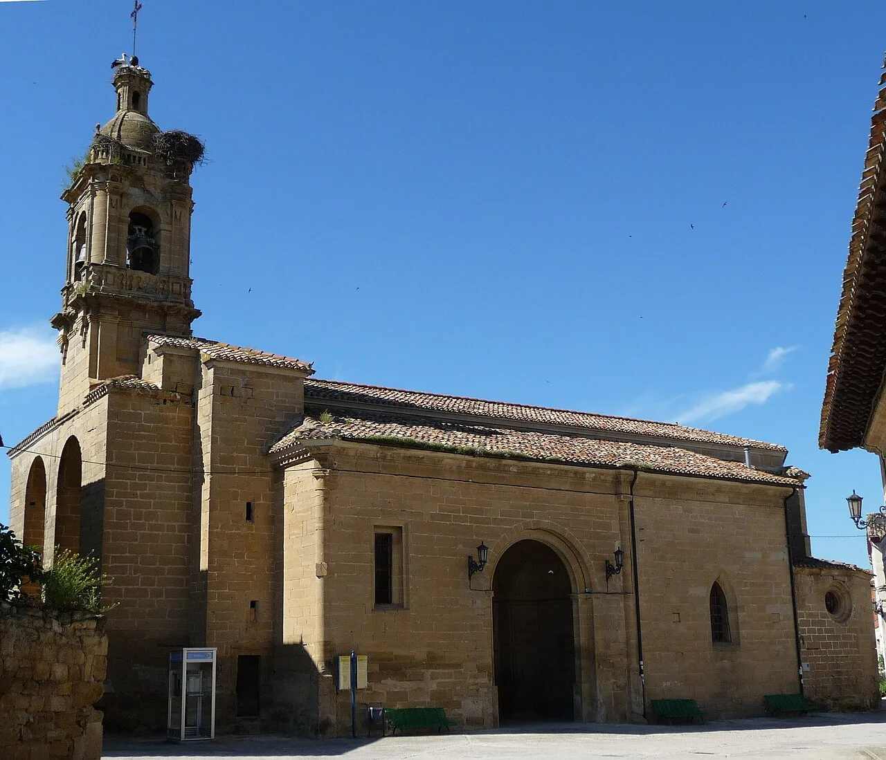 Pfarrkirche St. Stephan in Herramélluri, La Rioja, mit Turm und Steinfassade.