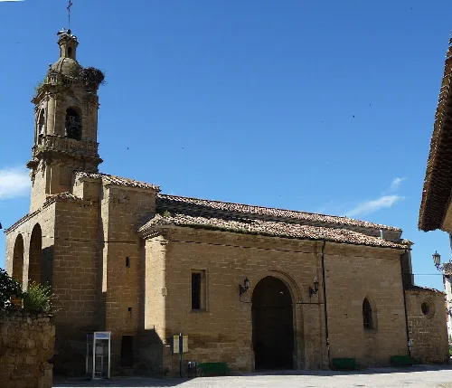 Pfarrkirche St. Stephan in Herramélluri, La Rioja, mit Turm und Steinfassade.