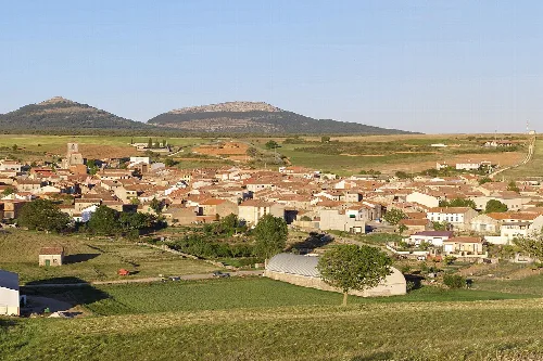 Panoramic view of Mecerreyes with hills and houses.