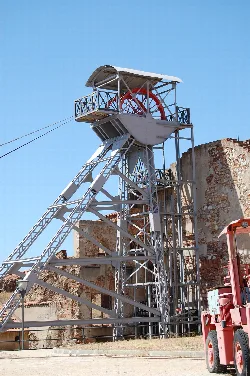Castillete de las Minas de Almadén con estructura metálica y cielo azul.