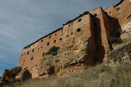 Blick auf Gebäude auf einem Vorgebirge in Albalate del Arzobispo.