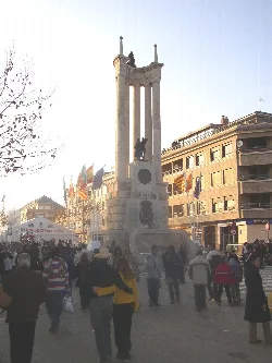 Weinfest-Denkmal in Requena mit vielen Menschen auf dem Platz.