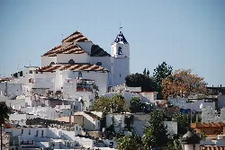 Vista panorámica de casas blancas y una iglesia en Alhaurín el Grande.
