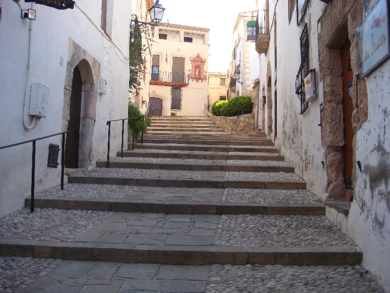 Calle empedrada con escaleras y casas antiguas en Altafulla.