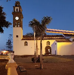 Iglesia blanca con torre y reloj en la plaza de Buenavista del Norte.