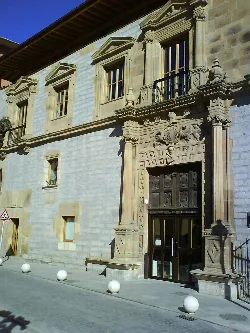 Fassade des Palastes Lobiano mit verzierten Fenstern und Tür in Ermua.