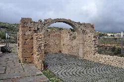 Remains of an ancient stone arch and pathway in Fasnia.